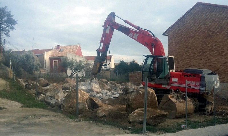 rotura de piedras en parcela urbana