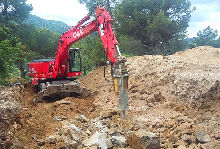 excavadora giratoria de ruedas con martillo rompedor